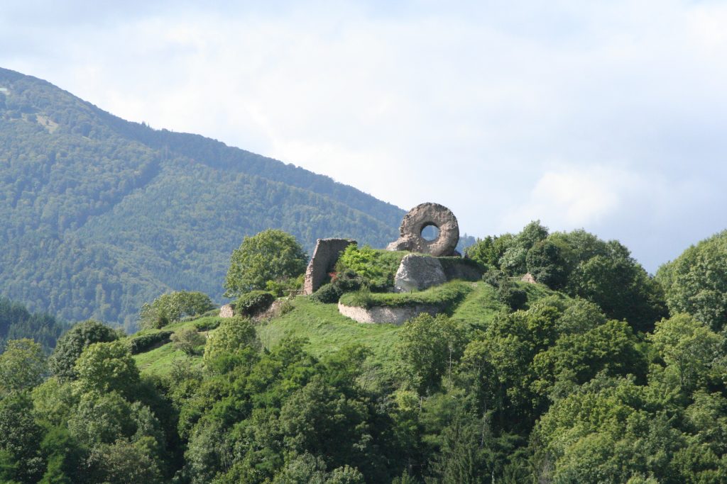 photo distante des ruines du chateau de l'Engelbourg 1