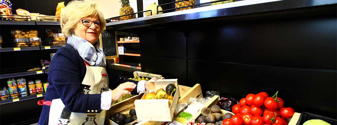 EPICE-SOCIALE Épicerie sociale dame qui prpose des fruits