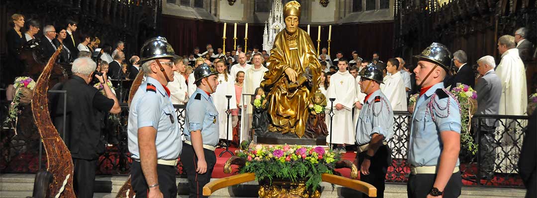 Ceremonie dans la collegiale pompiers portant la statue de saint thiebault