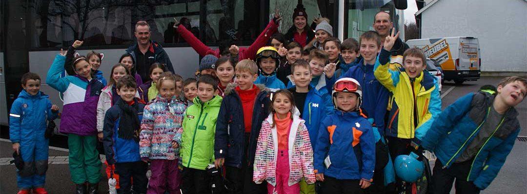 Enfants en combinaisons de ski